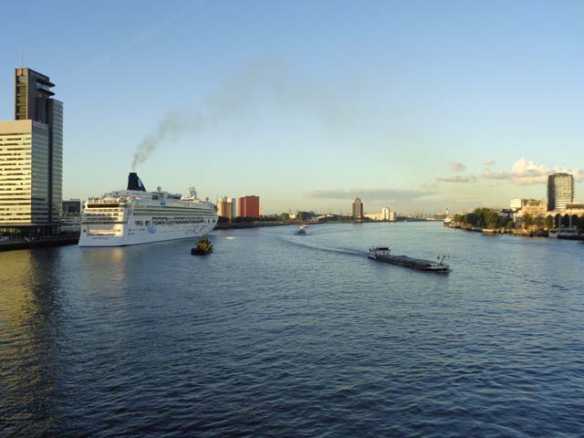 Cruiseschip ms Norwegian Star van Norwegian Cruise Lines aan de Cruise Terminal Rotterdam